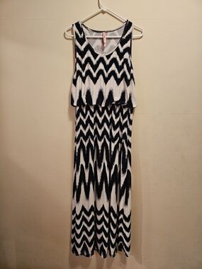 Magic Black & White Zigzag Sleeveless Maxi Dress